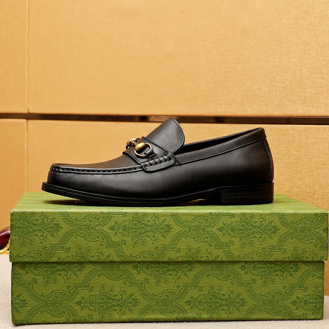 Men's shoes 💰460 💐 Product trademark: GUCCI "Gucci" casual leather shoes Regular size: 38-44 (45🉑️customized) Product materials: Selected imported first-layer calfskin upper + luxury hardware buckle, imported water-dyed cowhide leather lining. Strong three-dimensional visual effect, original combination outsole Color: 3⃣️colors available
